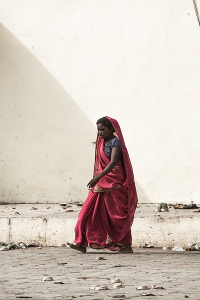 一名妇女在道路上行走的照片